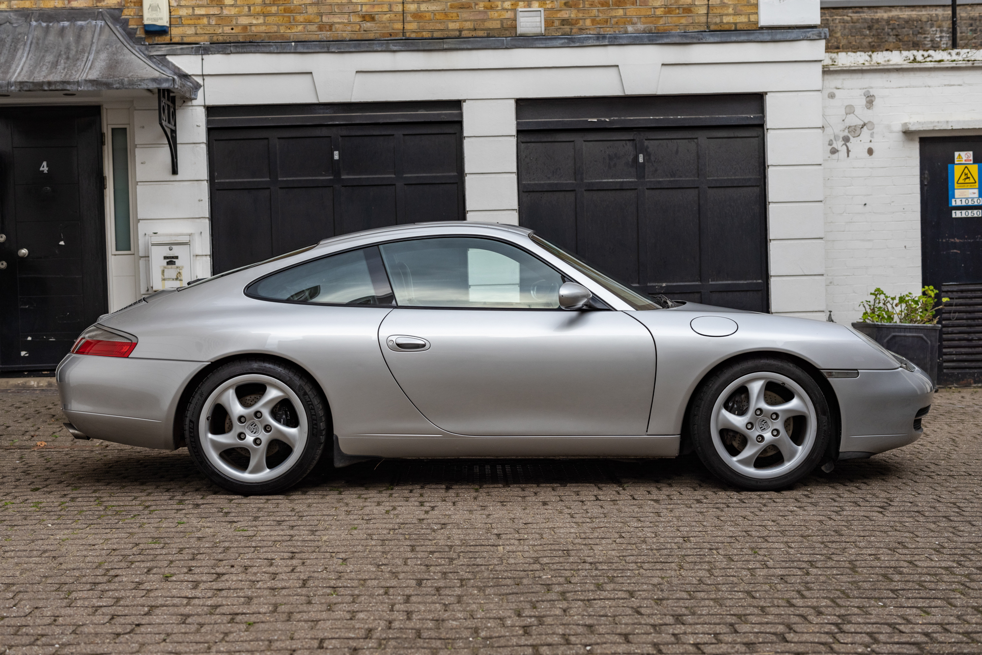 MRコレクション　ポルシェ 911 (996型) カレラ４　1997年　シルバー 1997 PORSCHE 911 (996) CARRERA for sale by auction in London