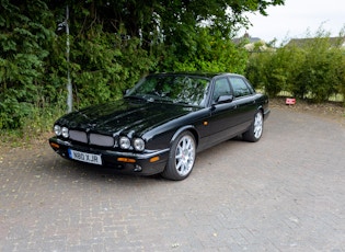 2002 JAGUAR XJR 100