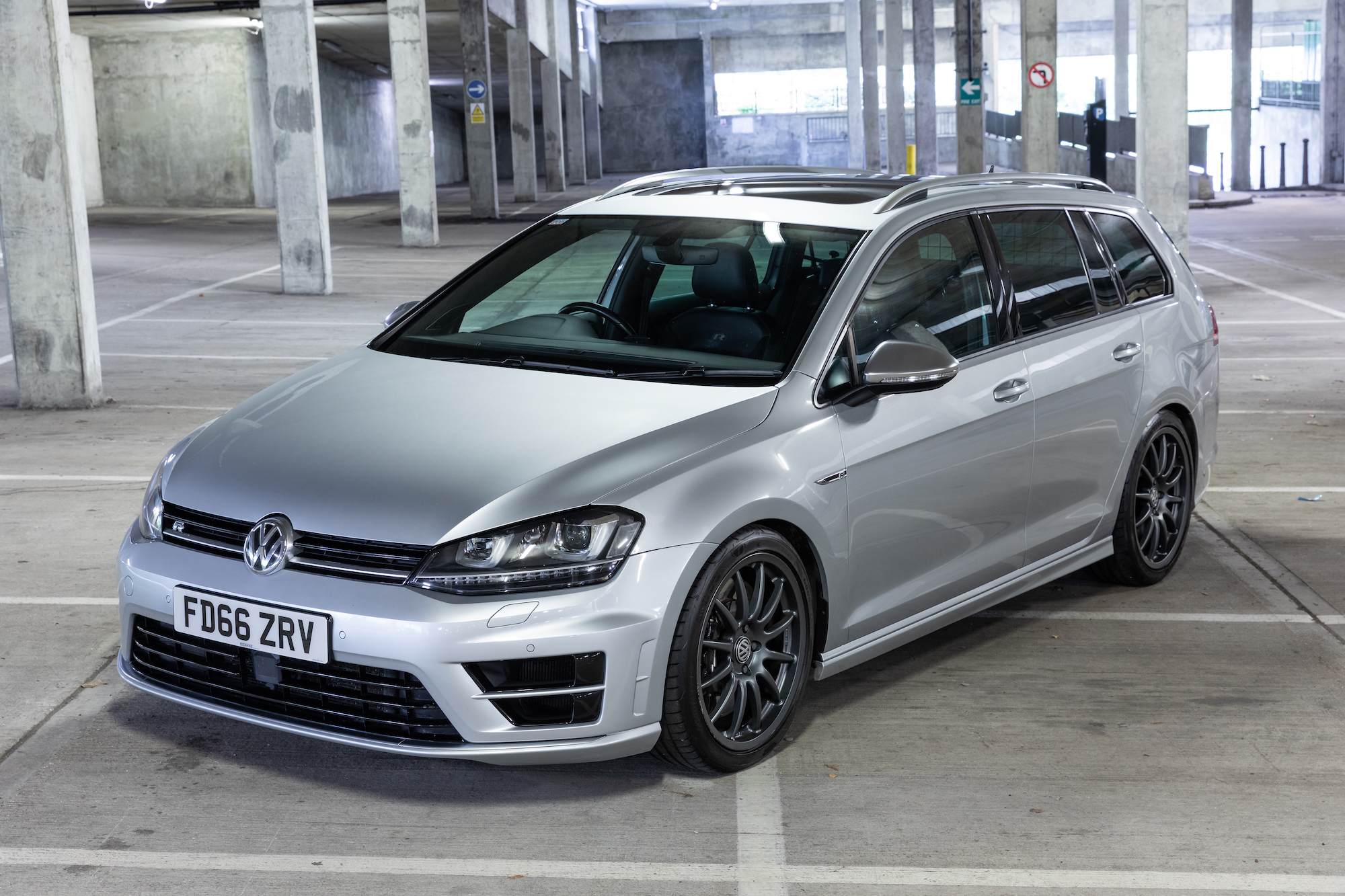 2016 VOLKSWAGEN GOLF R ESTATE for sale by auction in Oxted, Surrey, United  Kingdom, image size:1263x842