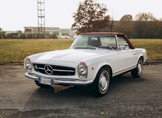 1967 MERCEDES-BENZ 230 SL PAGODA