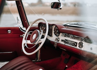 1967 MERCEDES-BENZ 230 SL PAGODA