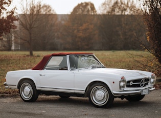 1967 MERCEDES-BENZ 230 SL PAGODA