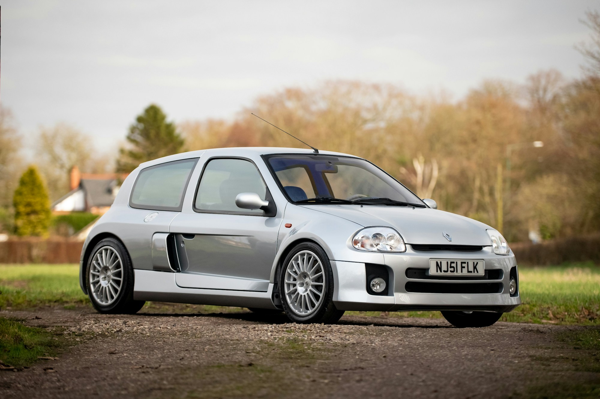 Новый 2001 год Renault Clio V6 Sport (Mk1) - культовый компактный спортивный автомобиль, который завоевал сердца автолюбителей и стал пиком инженерного мастерства в мире автомобилей! 2001 Renault Clio V6 Sport (Mk1)