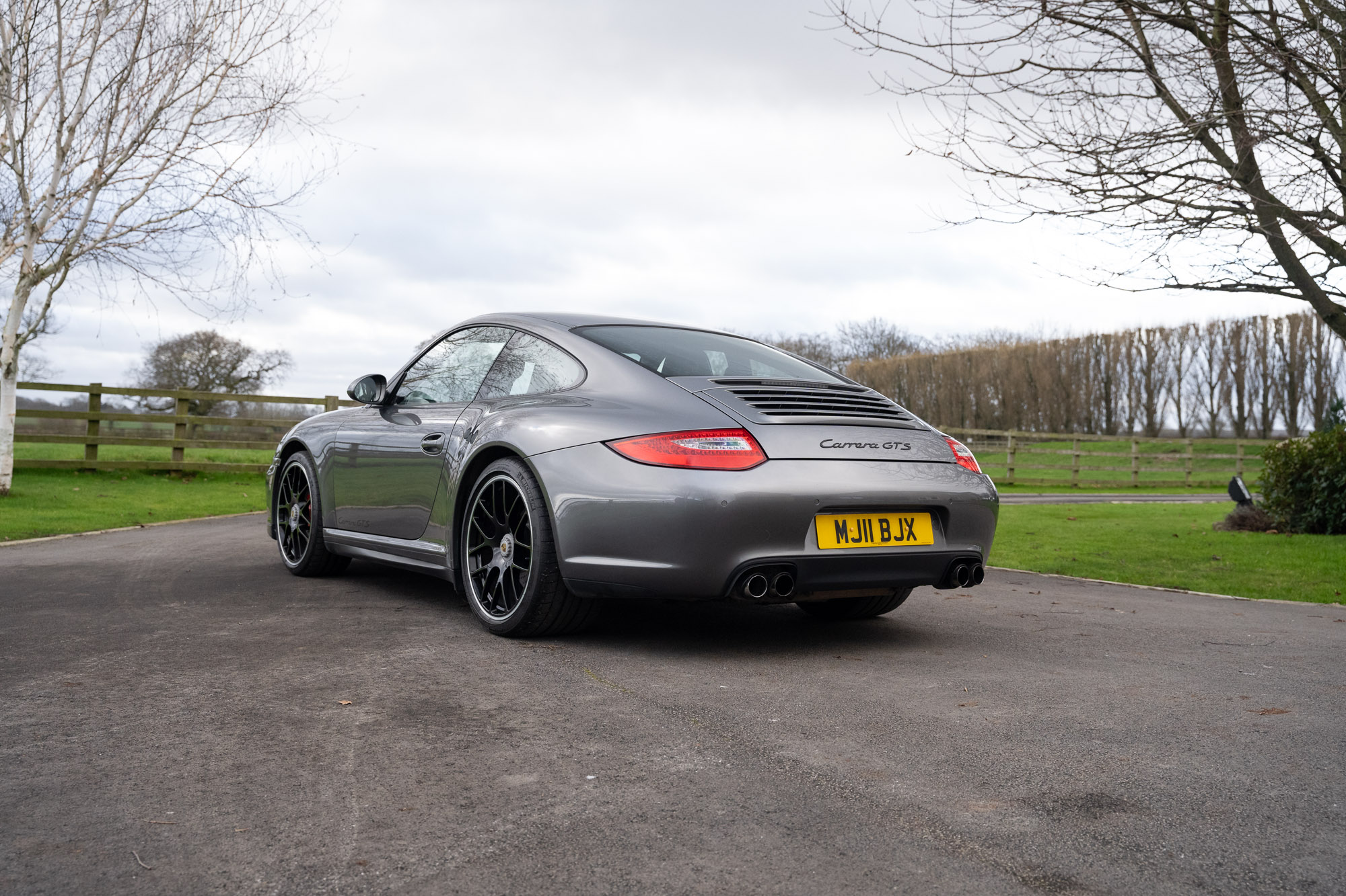 O Interior Do Carro Porsche Cayenne Diesel 958 2012 Com Vista Ao Volante,  Ao Painel De Instrumentos, Aos Bancos E Ao Sistema Mult Fotografia  Editorial - Imagem de moderno, metal: 162270172, image size:1263x842