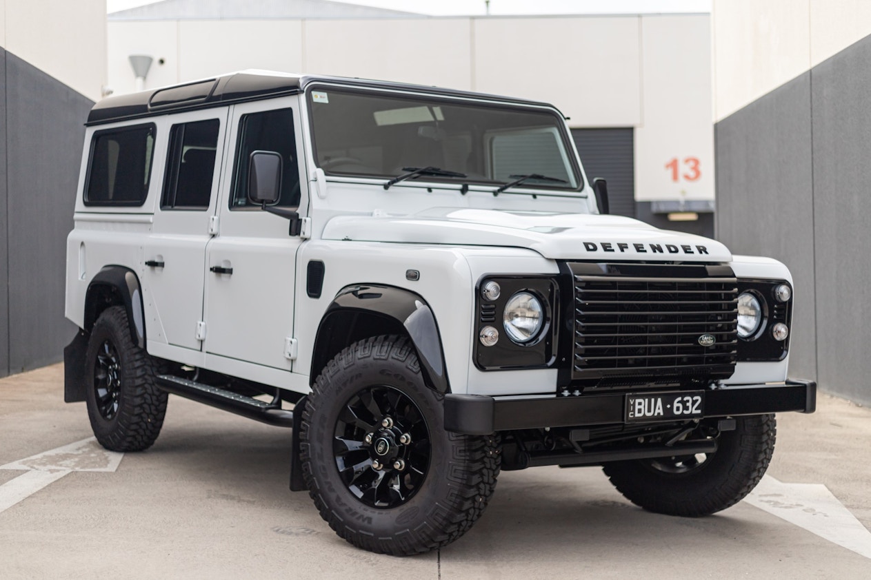2015 LAND ROVER DEFENDER 110 XS STATION WAGON - 2,771 KM