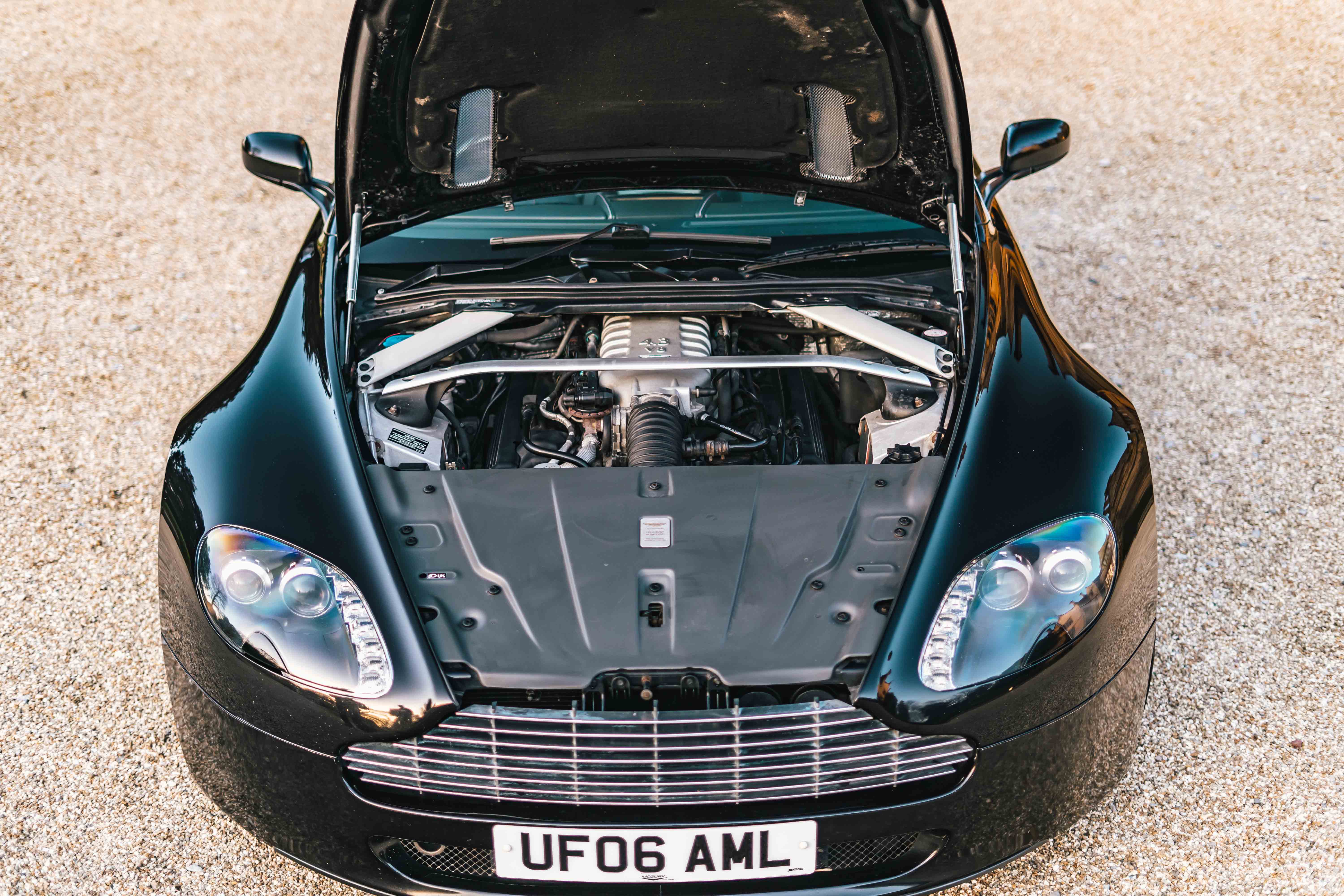 MINICHAMPS 400137420 Scale 1/43 | ASTON MARTIN V8 VANTAGE