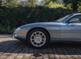 2001 JAGUAR XKR 4.0 COUPE