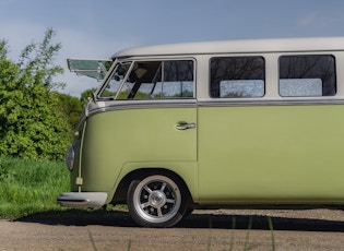 1961 VOLKSWAGEN T1 15-WINDOW SPLITSCREEN DELUXE MICROBUS 