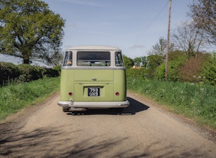 1961 VOLKSWAGEN T1 15-WINDOW SPLITSCREEN DELUXE MICROBUS 