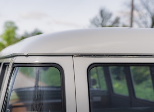 1961 VOLKSWAGEN T1 15-WINDOW SPLITSCREEN DELUXE MICROBUS 