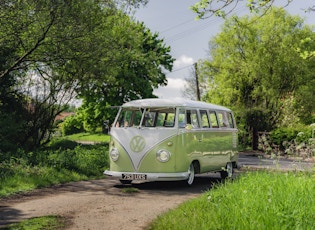 1961 VOLKSWAGEN T1 15-WINDOW SPLITSCREEN DELUXE MICROBUS 