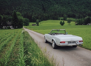 1967 MERCEDES-BENZ 250 SL PAGODA