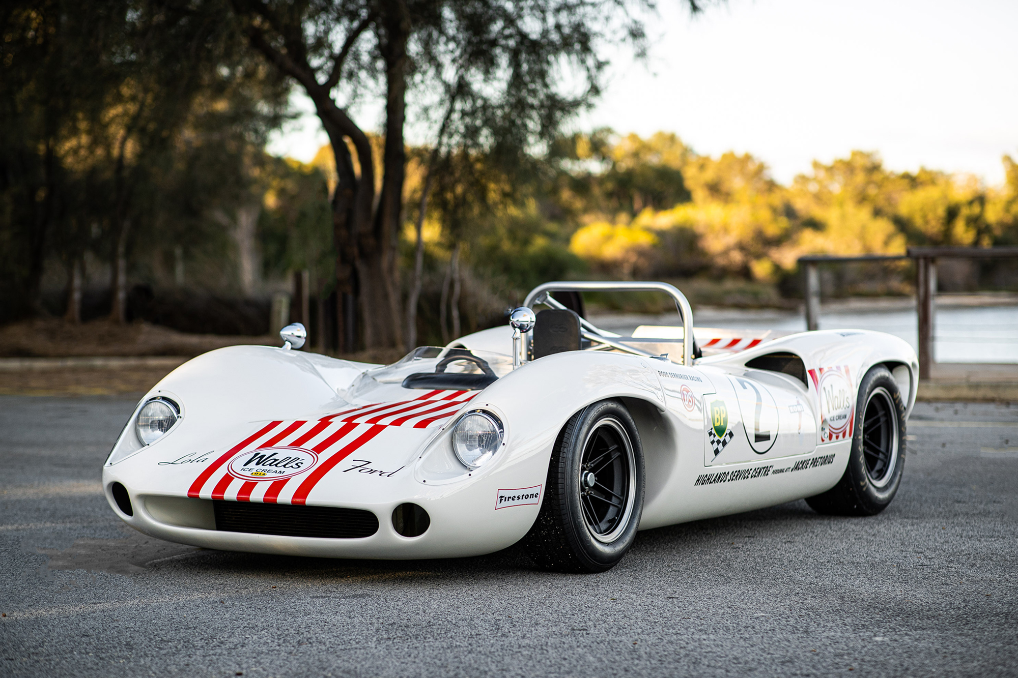 洋書 LOLA T70　The Racing History & ~ 背割れあり Lola by Gordon Jones | Quarto At A Glance | The Quarto Group