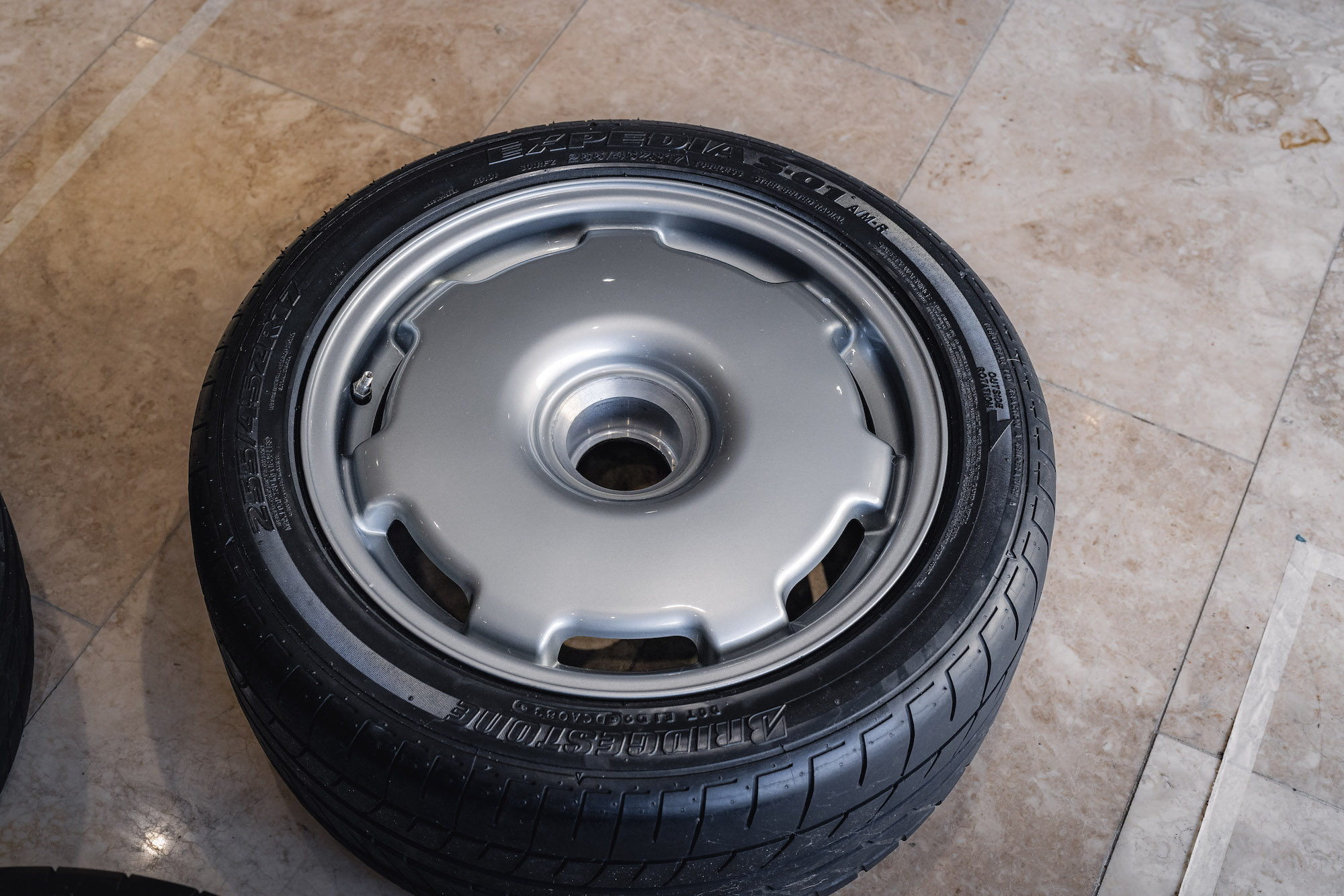 Jaguar XJ220 Wheel4本セット　正規価格1本分以下‼️ Amazon.com: Hot Wheels Jaguar XJ220, Peal Driver Series 4/4