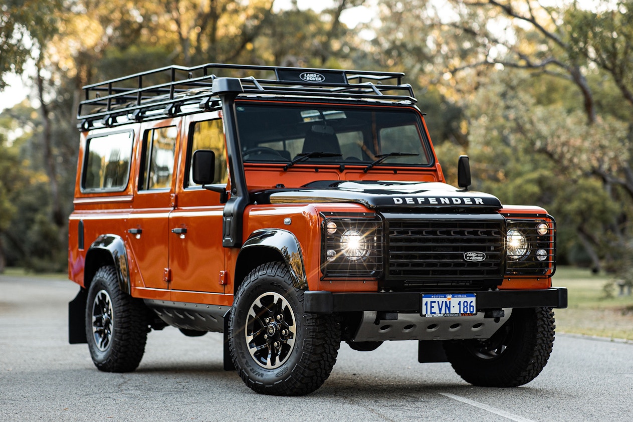 2015 LAND ROVER DEFENDER 110 ADVENTURE - 2,538 KM