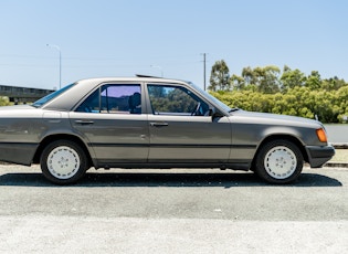 1985 MERCEDES-BENZ (W124) 300 E