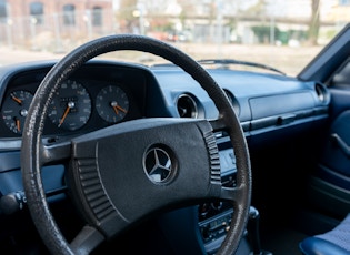 1978 MERCEDES-BENZ (W123) 230