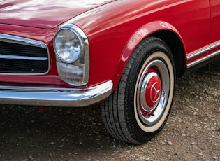 1967 MERCEDES-BENZ 230 SL PAGODA