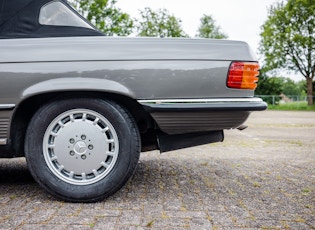 1988 MERCEDES-BENZ (R107) 560 SL