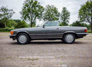 1988 MERCEDES-BENZ (R107) 560 SL