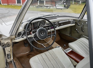 1967 MERCEDES-BENZ 250 SL PAGODA