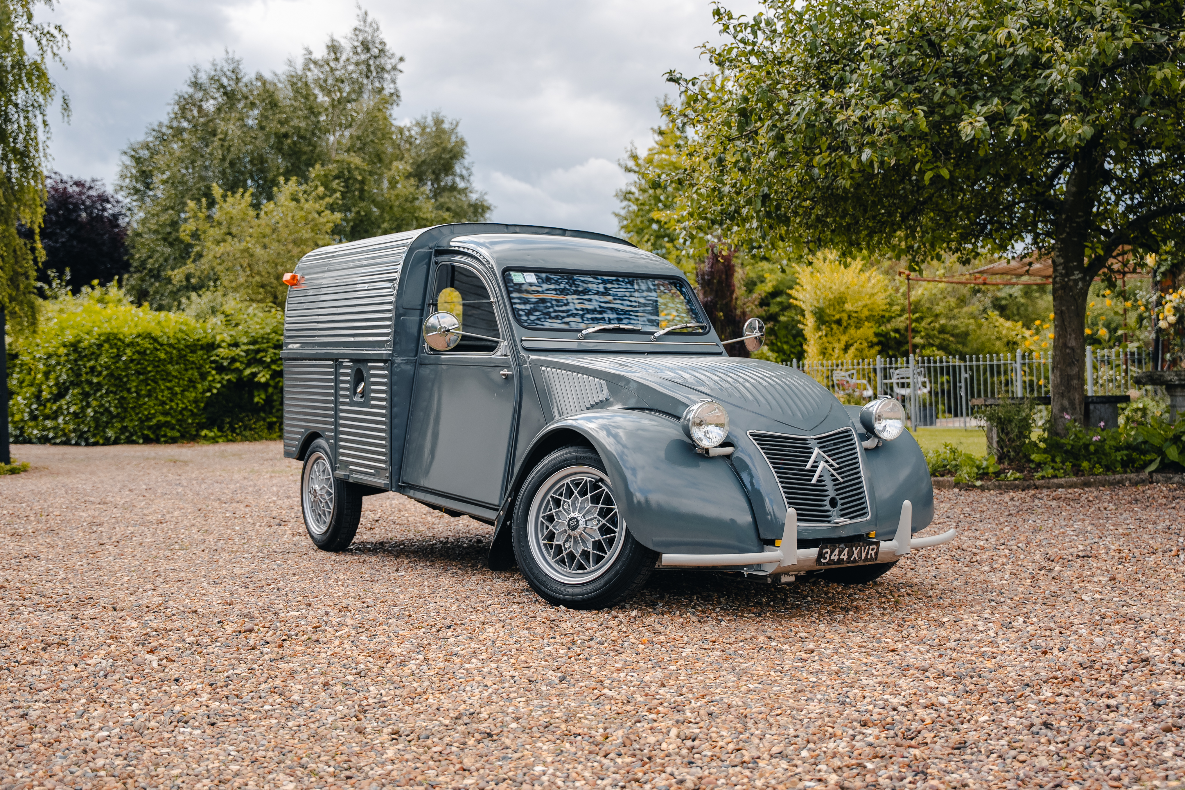 Vitesse Citroen 2CV AZU 1966 オープンルーフ sddefault.jpg