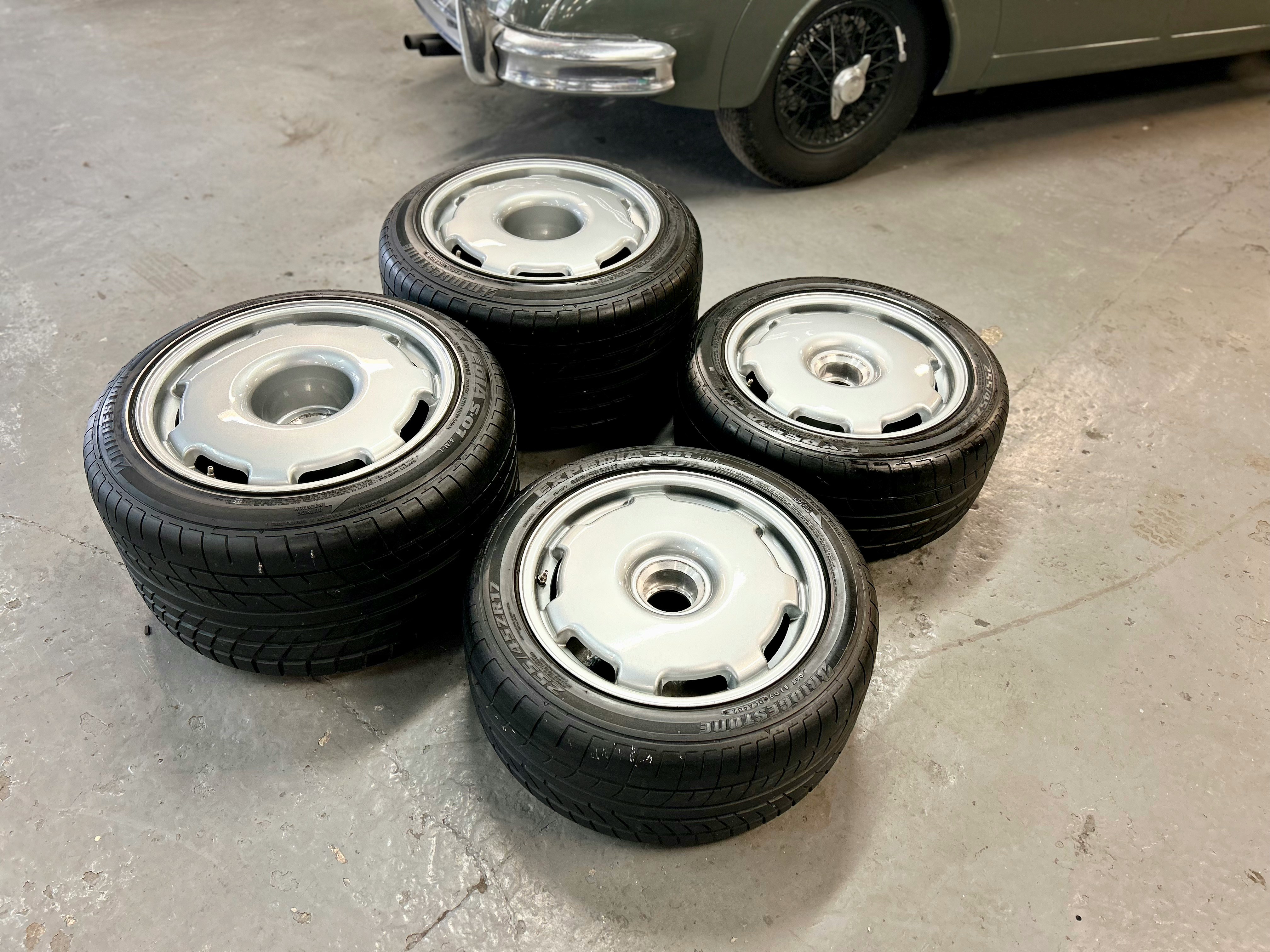 Jaguar XJ220 Wheel4本セット　正規価格1本分以下‼️ Amazon.com: Hot Wheels 1995 Pearl Driver Series (#4 of 4