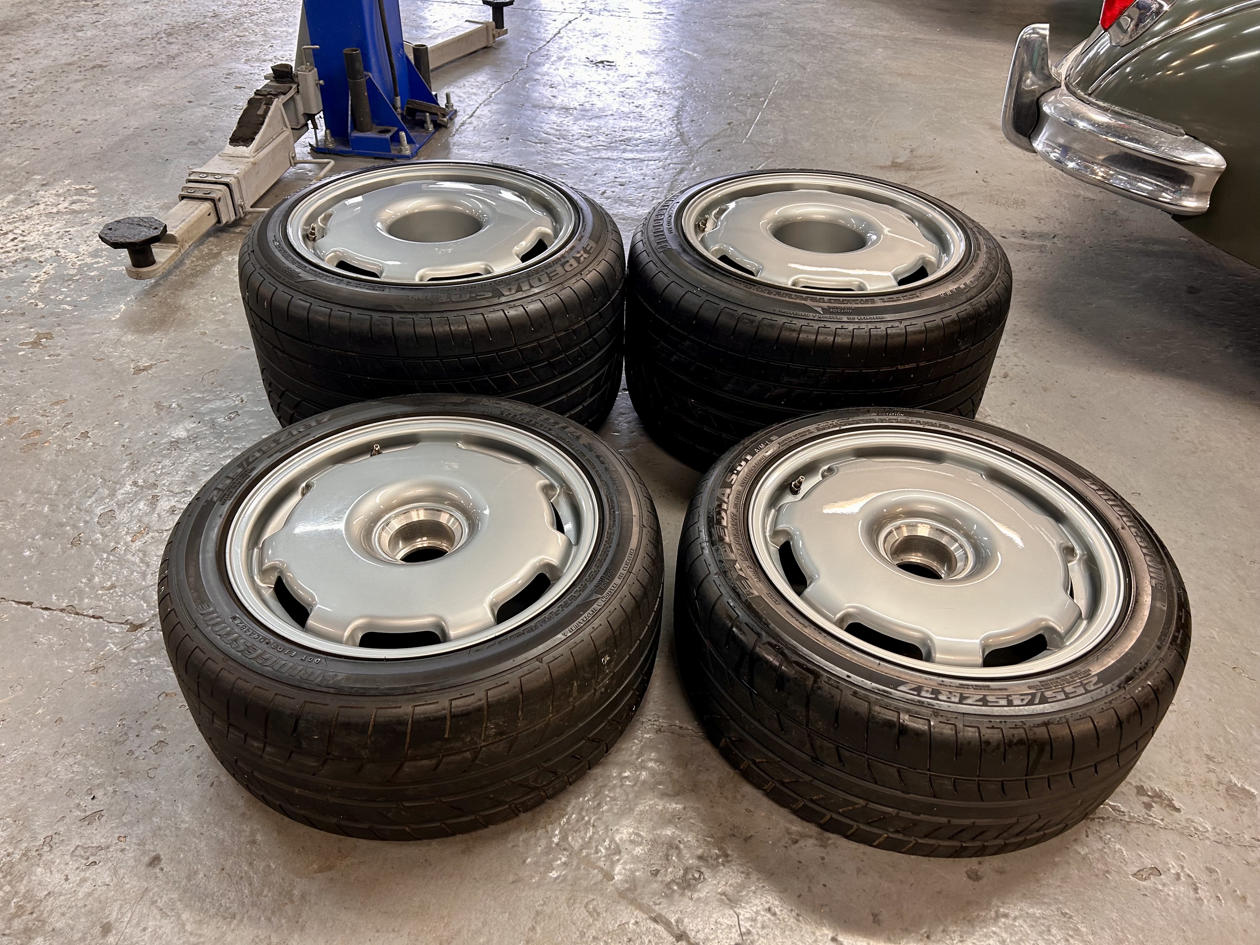 Jaguar XJ220 Wheel4本セット　正規価格1本分以下‼️ Bridgestone Is Developing a Brand New Tire for the Jaguar XJ220