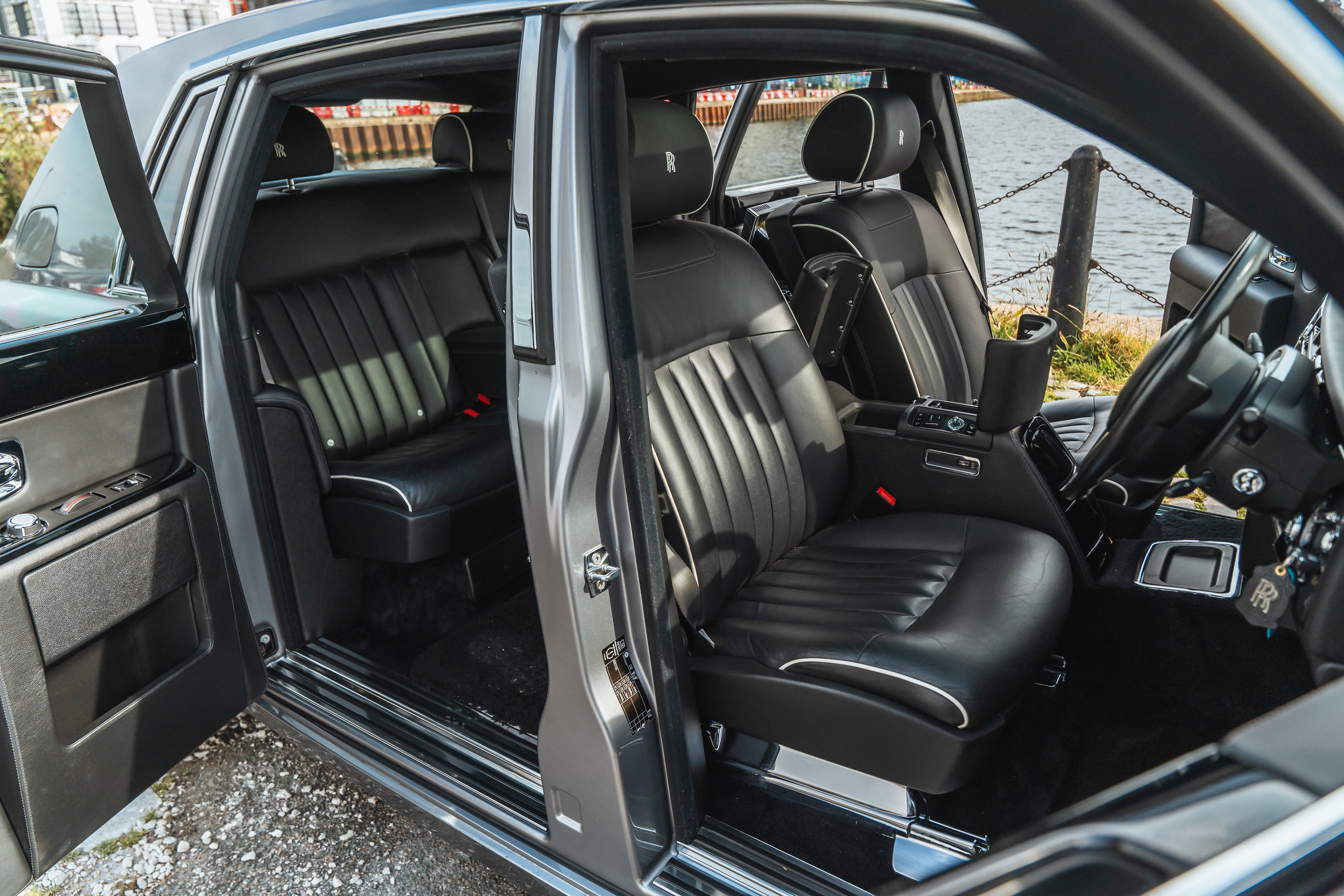 Rolls-Royce Black Badge Ghost 2023 - Ghost sur glace - Guide Auto, image size:1263x842