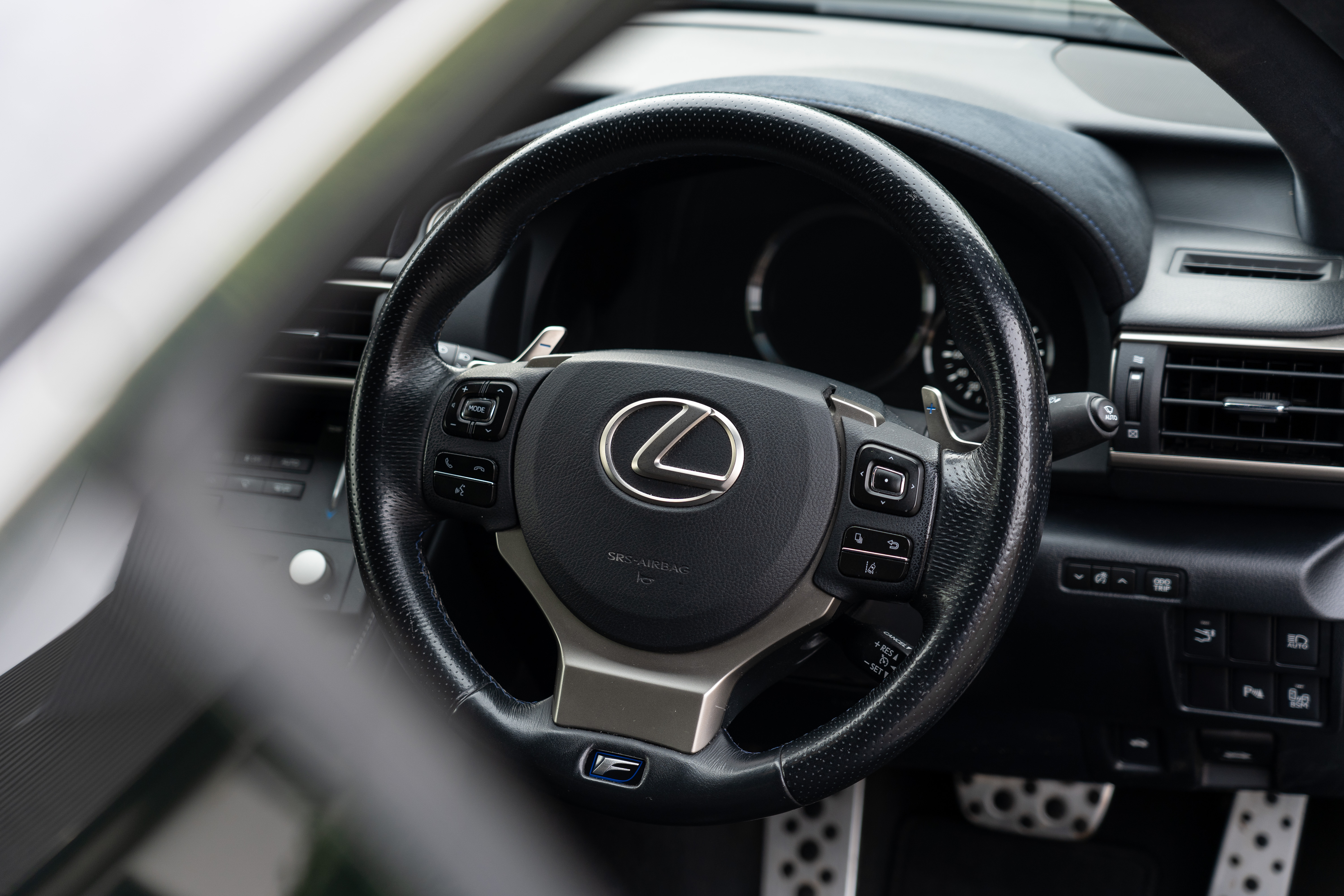 Este Lexus RC F muestra los latidos del corazón de su conductor | A Bordo |  Univision, image size:1263x842