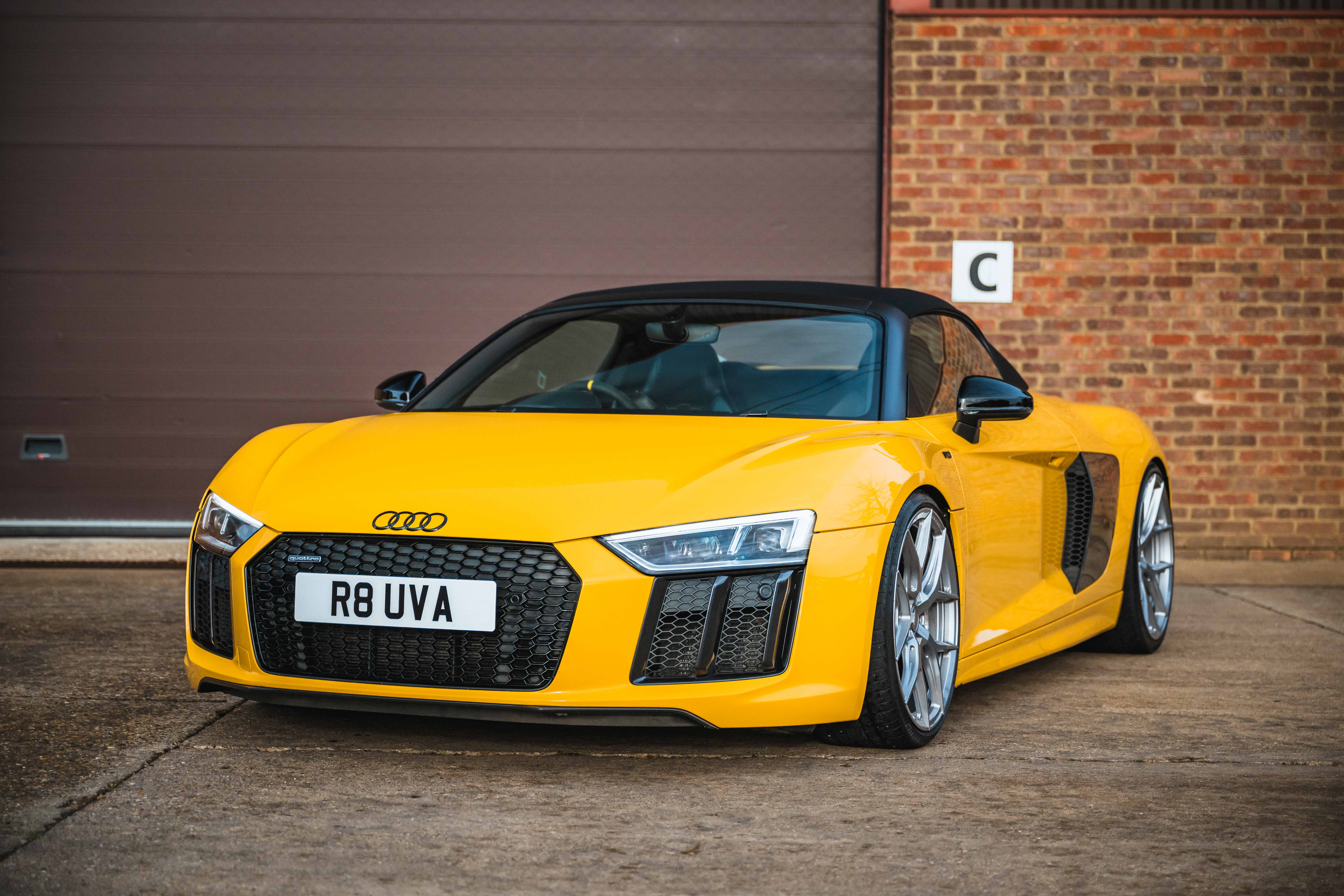 Audi R8 Spyder V10 イエロー Used 2017 Audi R8 5.2 quattro V10 Spyder Convertible HOT