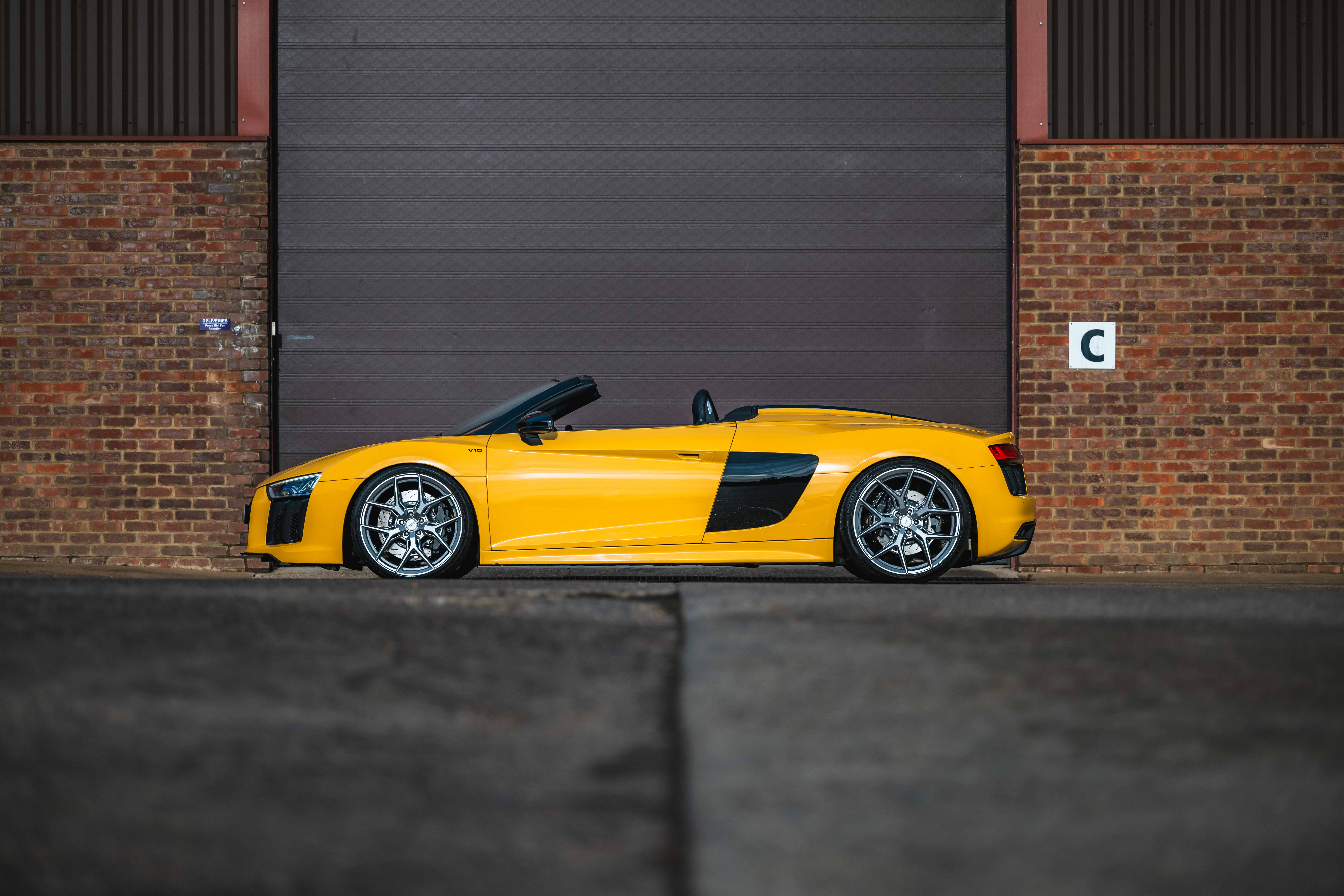 Audi R8 Spyder V10 イエロー Audi R8 Spyder V10