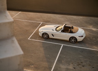 2013 Mercedes-Benz SLS AMG Roadster - 22,255 km 