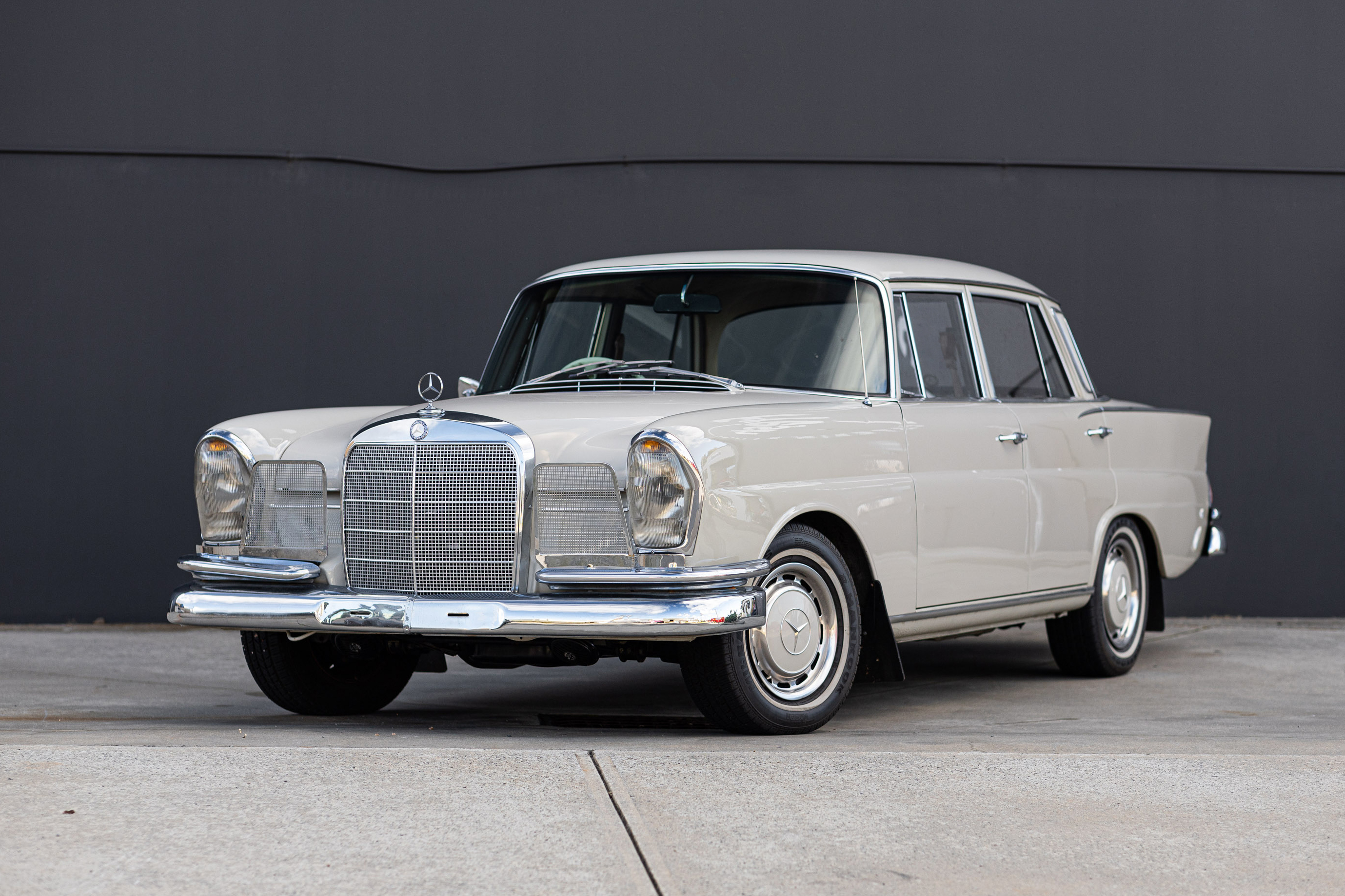 1967 Mercedes-Benz (W111) 230S