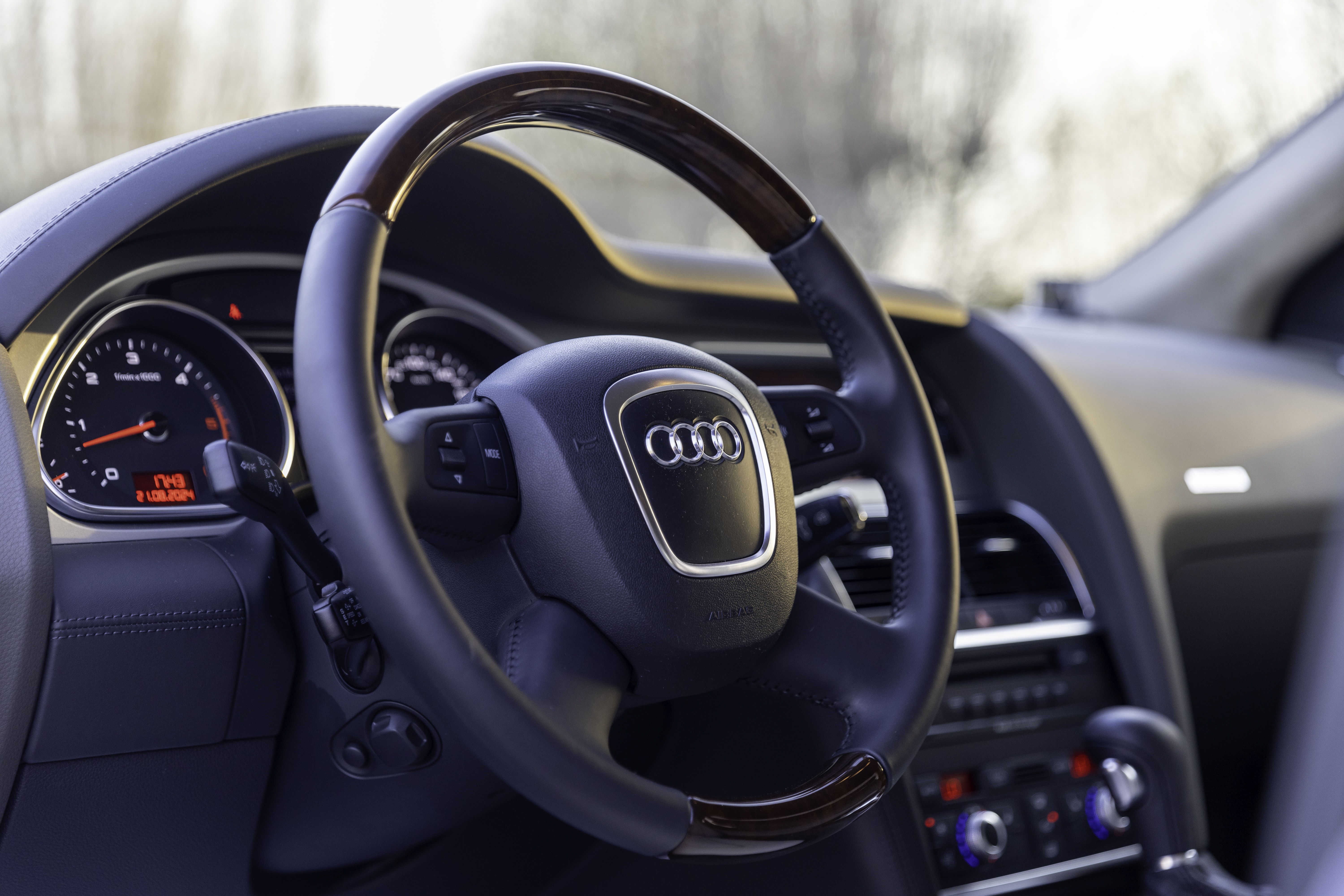 2009 Audi Q7 6.0 V12 TDI - 993 Km for sale by auction in Kuwait City, Kuwait, image size:1263x842