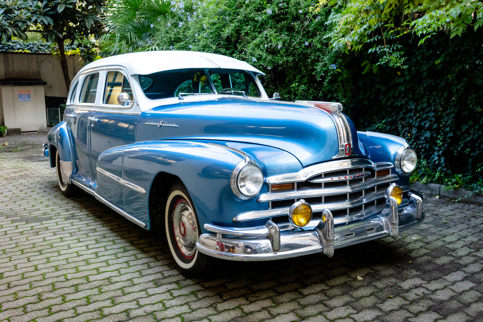 1948 Pontiac Streamliner Deluxe 8 'Silver Streak'