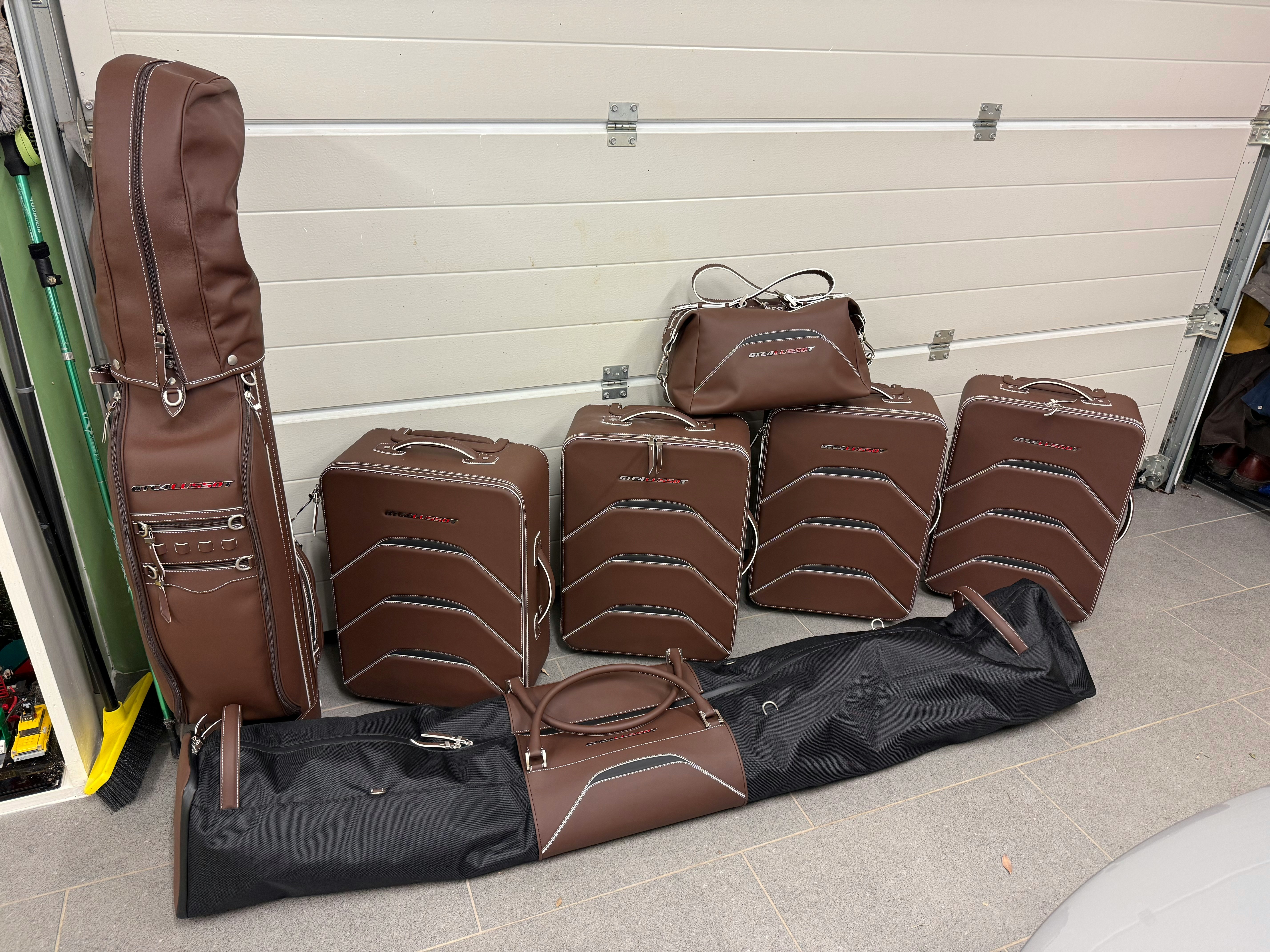 Ferrari GTC4 LUSSO 純正キャリーバッグ Luggage For Ferrari GTC4 Lusso for sale by auction in Stroud