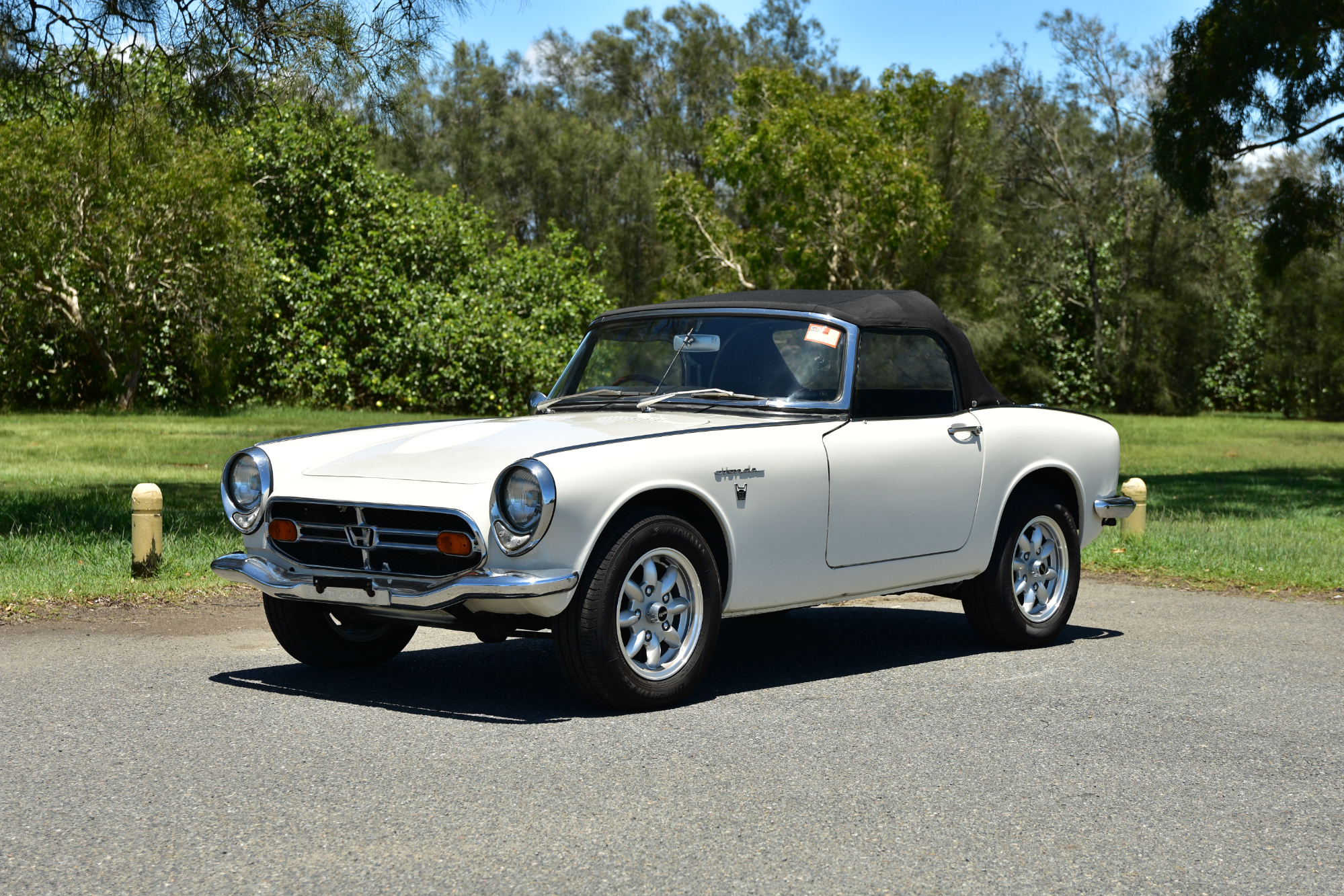 IG2708 DATSUN Fairlady 2000 (SR311) White With U20 Engine