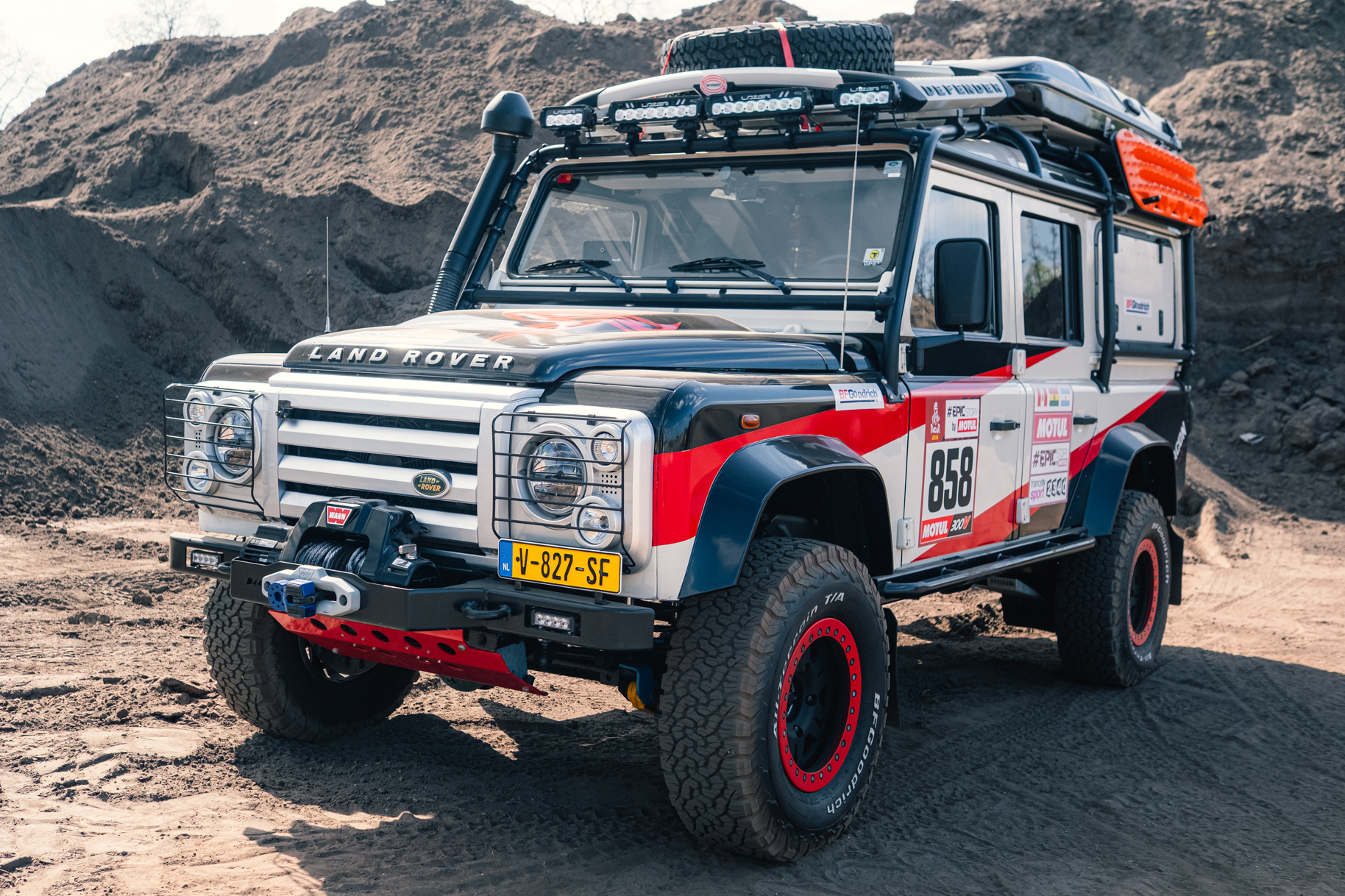 2010 Land Rover Defender 110 - Dakar Rally Car