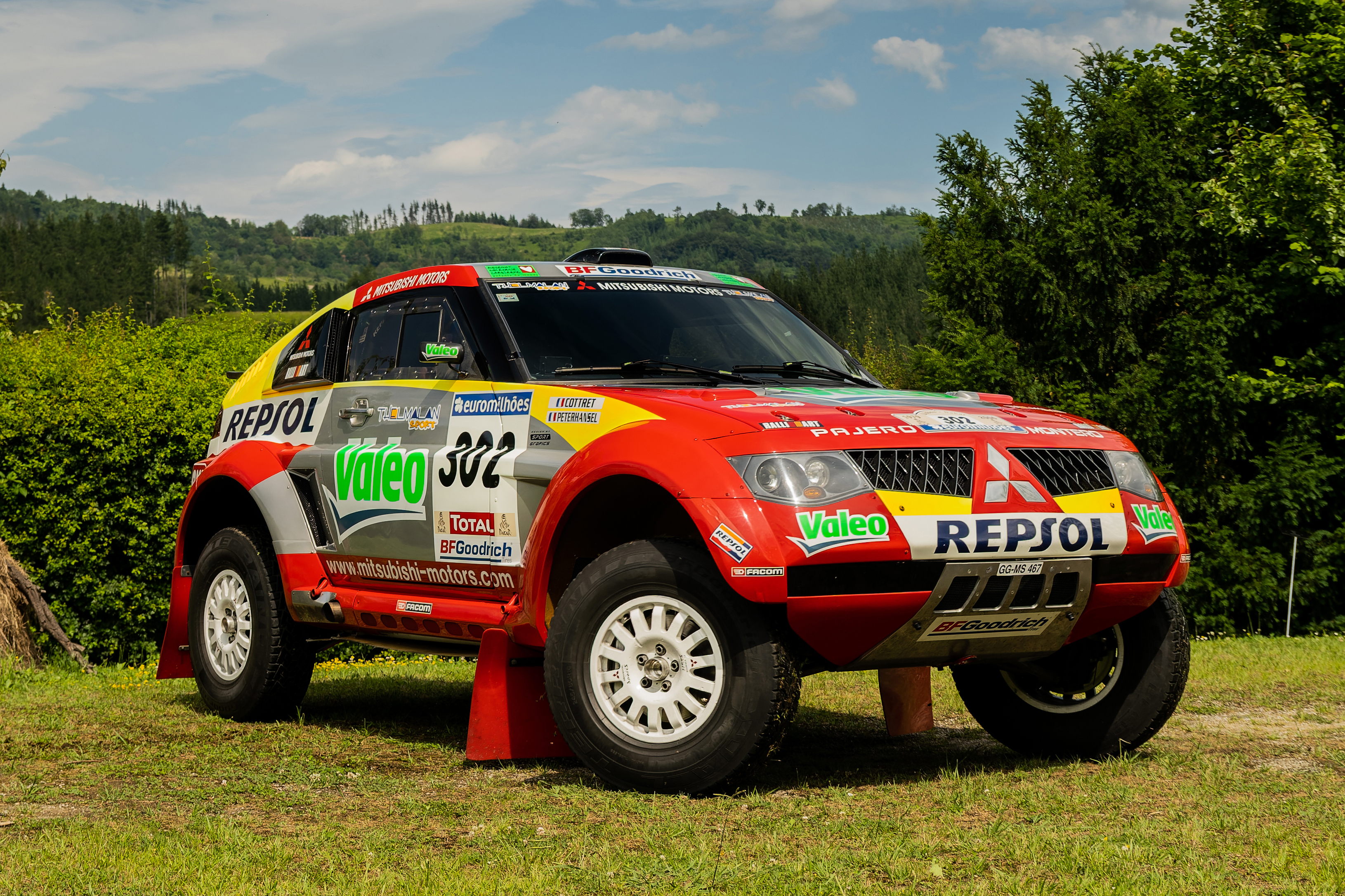 2003 Mitsubishi Pajero Evolution MPR10 RallyRaid - Dakar Winner