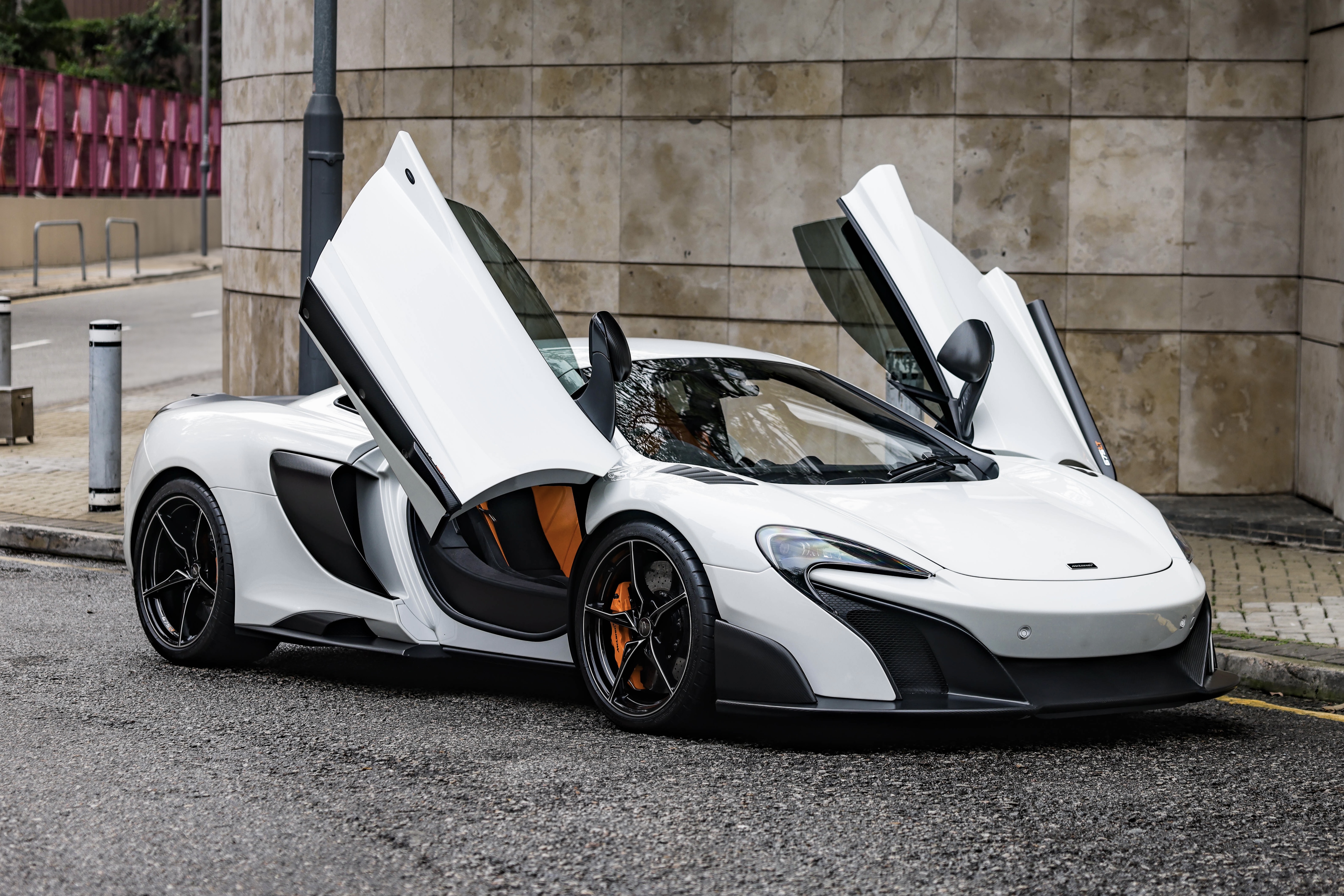 2016 McLaren 675LT - 9,420 Km
