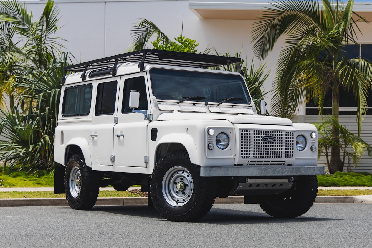 2033 2003 Land Rover Defender...