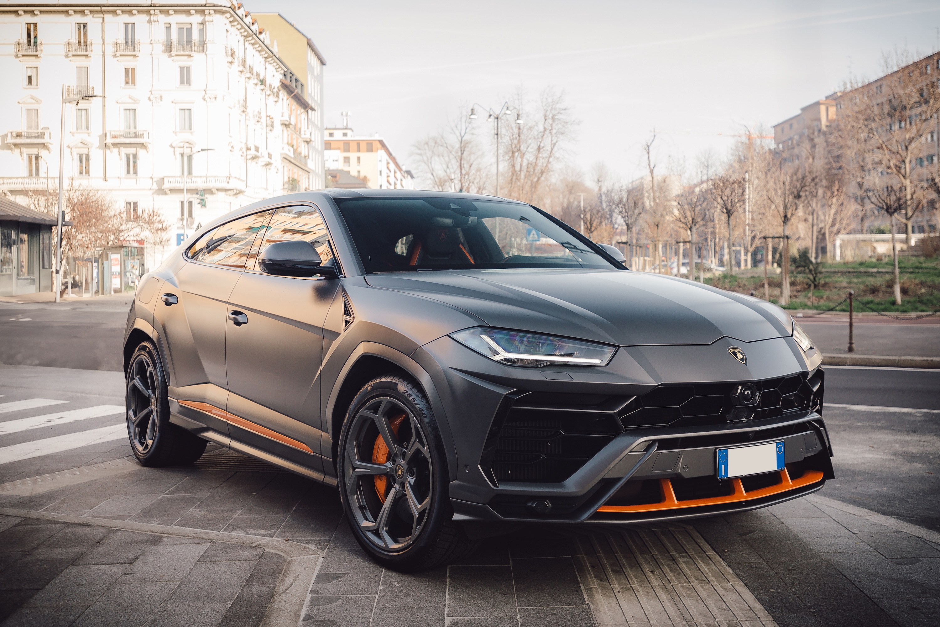 2021 Lamborghini Urus - Graph...
