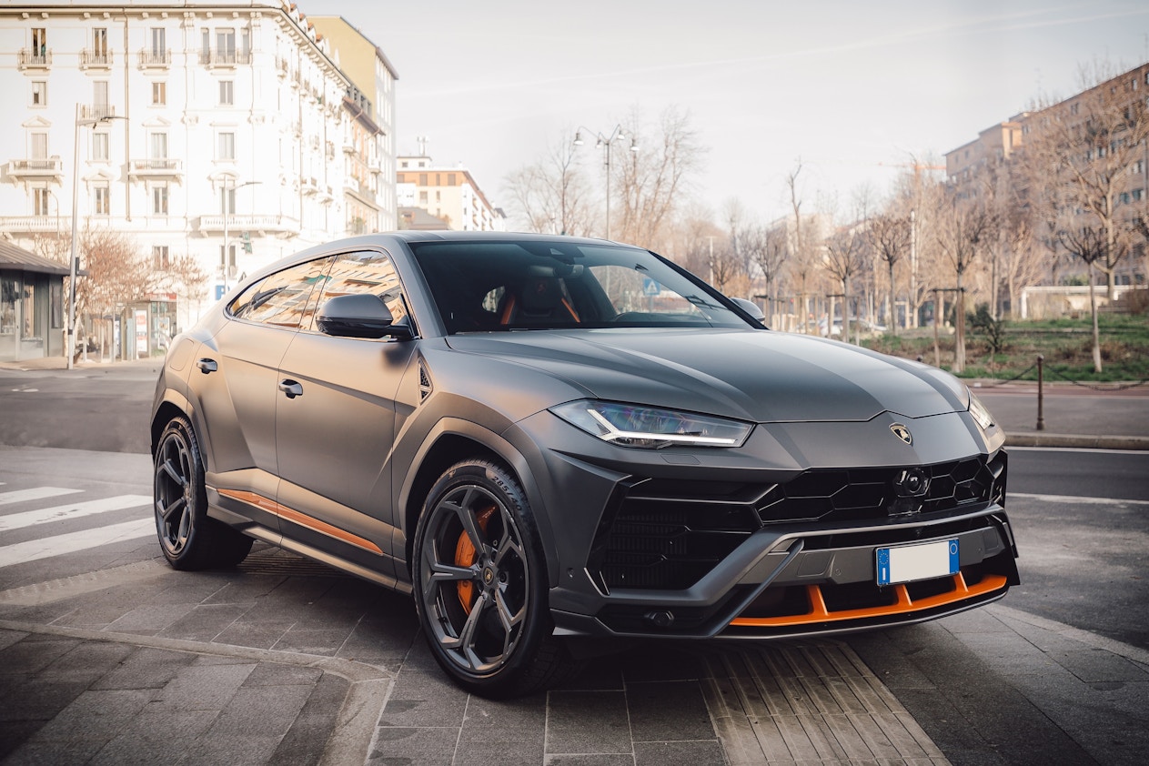 2021 Lamborghini Urus - Graph...
