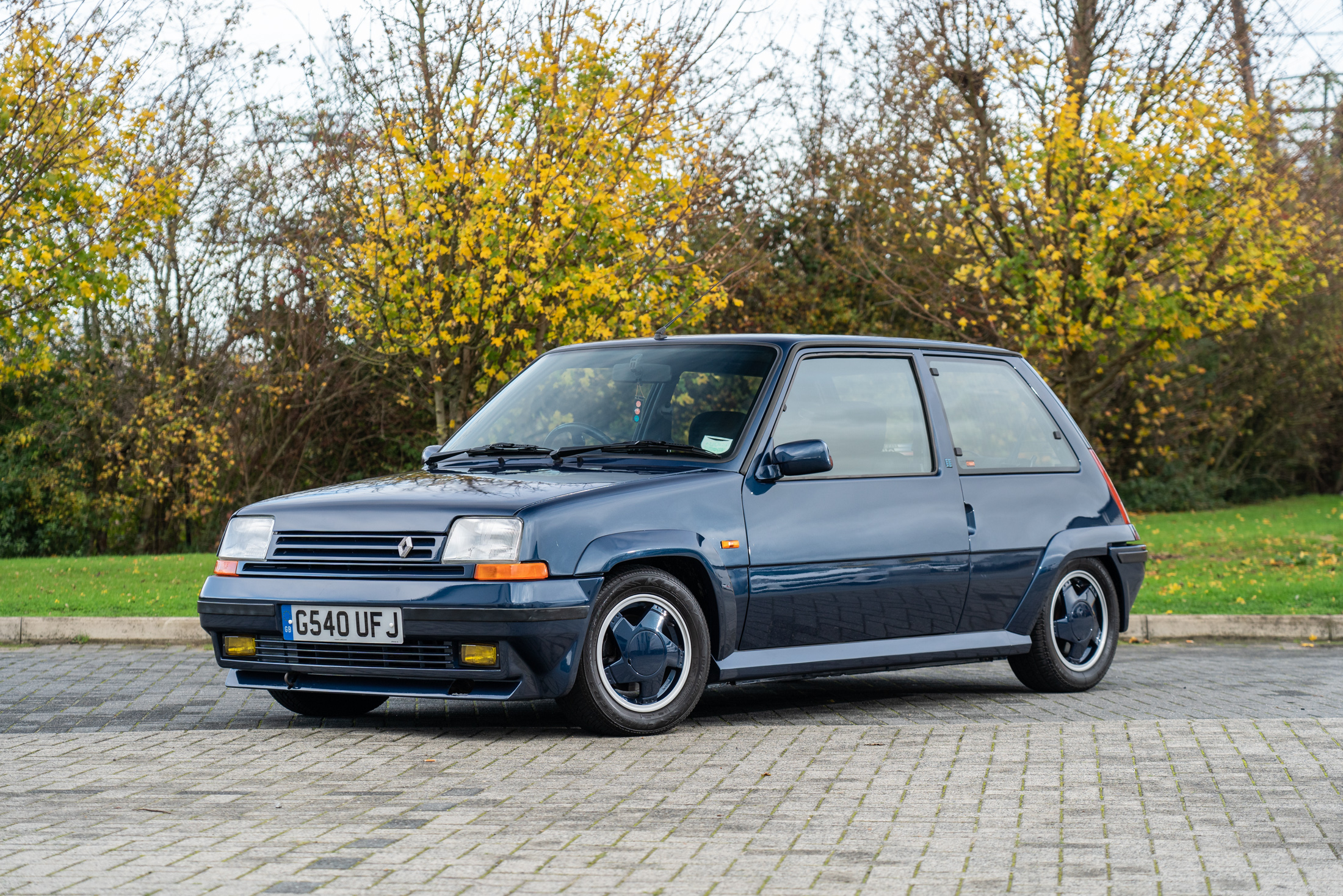【新品未使用未開封】ルノー renault5turbo/RougeGrenat Abandoned Hot Hatch? A Rough Renault 5 Turbo! - YouTube